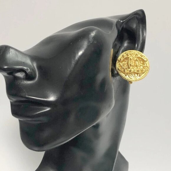 CHANEL CC Logo Round Clip-On Earrings Gold Tone - Picture 2 of 7